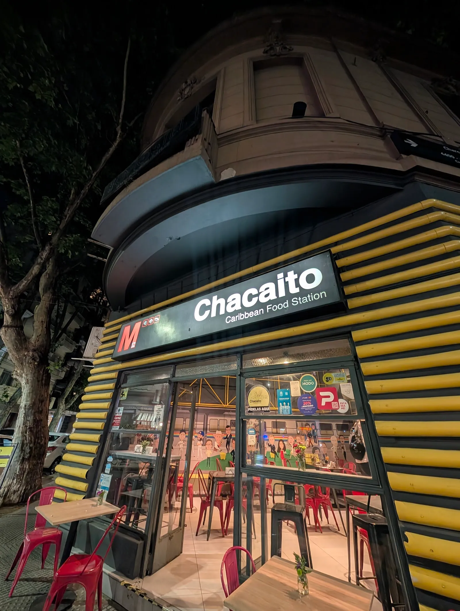 Fachada de Chacaito Caribbean Food Station en Palermo, de noche