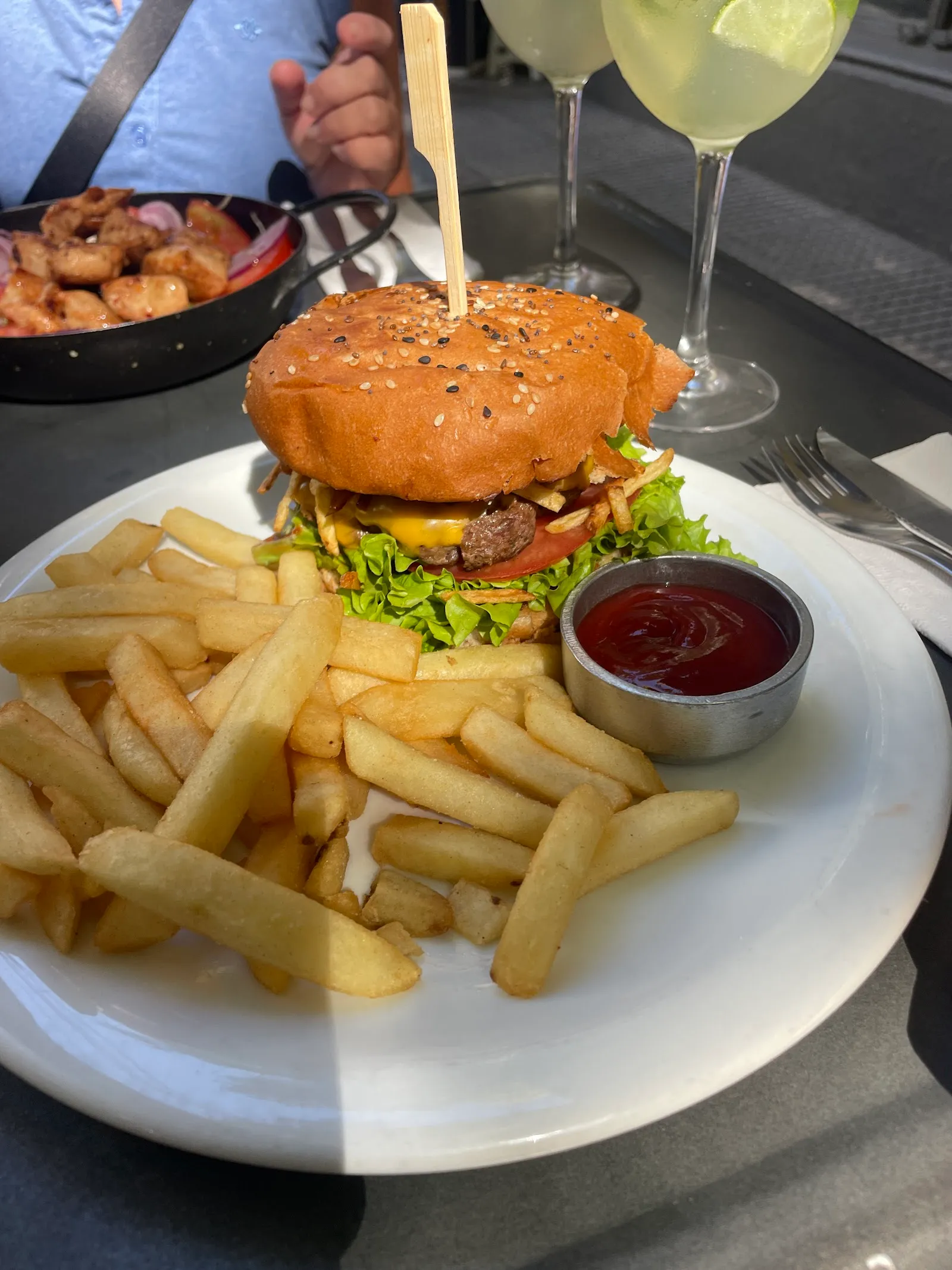 Hamburguesa con papas fritas y cócteles de la casa