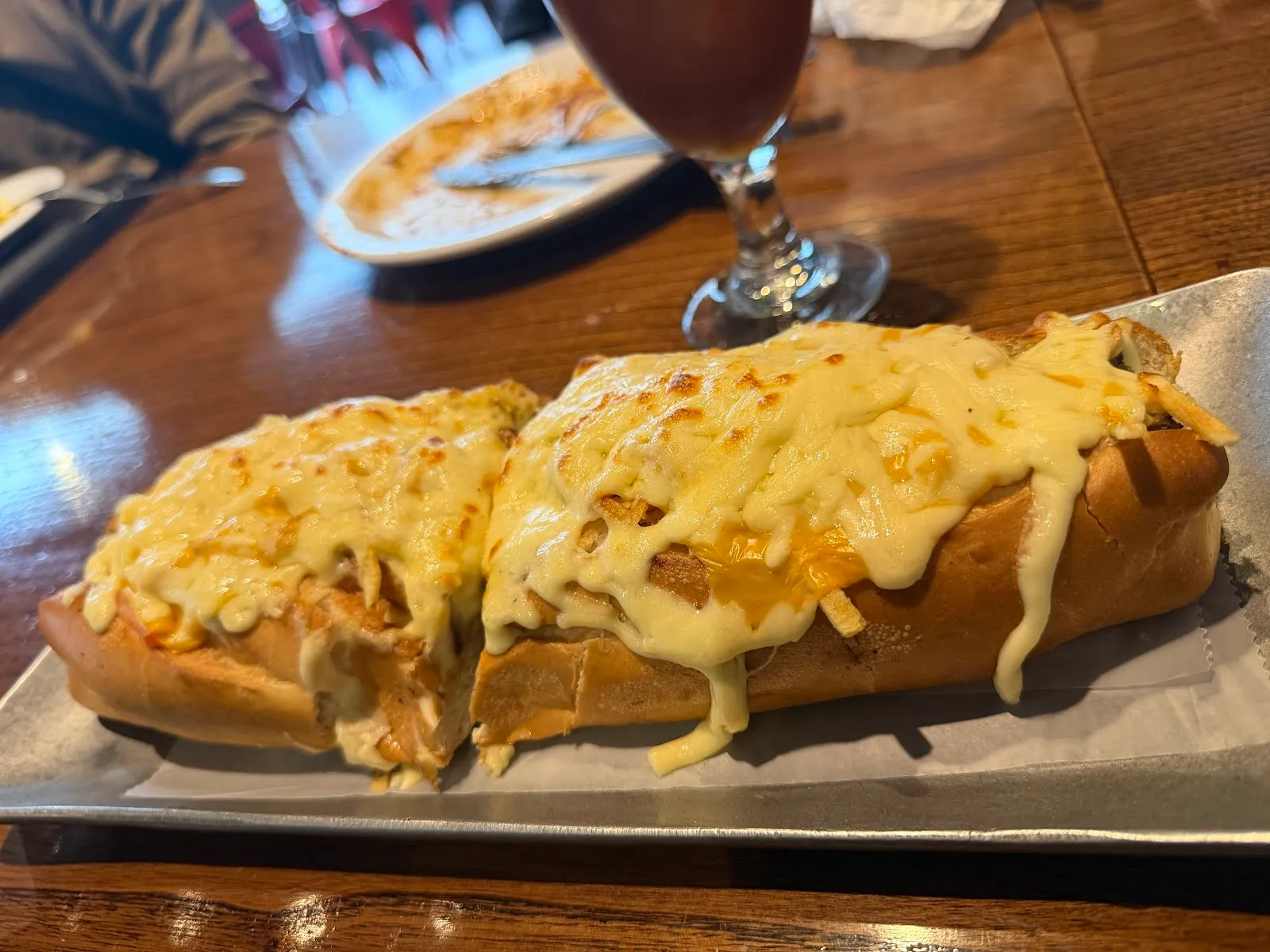 Pan caribeño gratinado con queso fundido